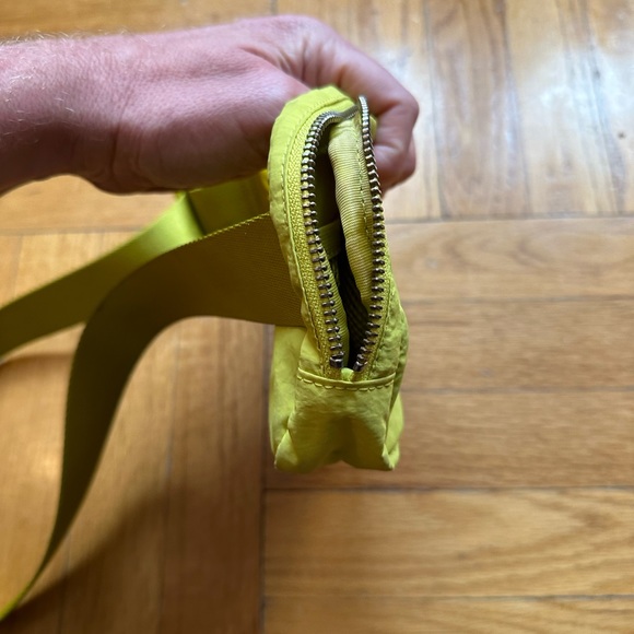 Lululemon Everywhere Beltbag - Picture 5 of 8